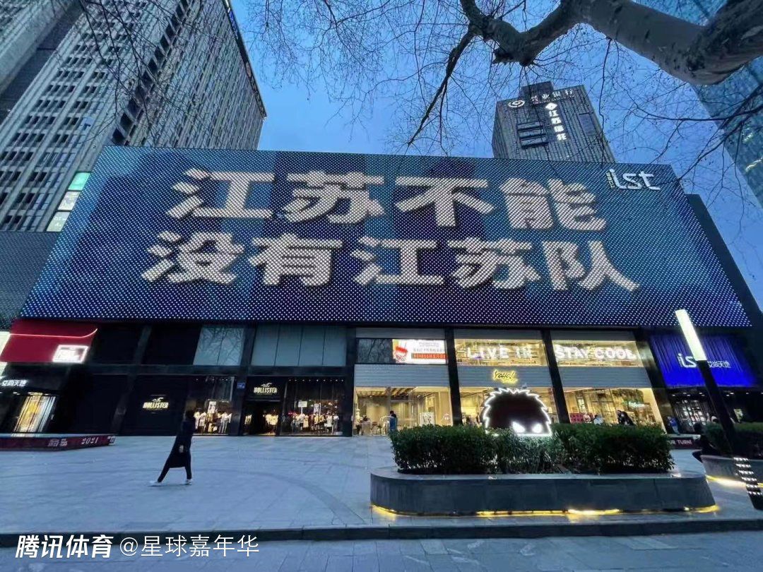 这个塑料盒，其实是一个内置了运营商sim卡的单向通讯装置，从她进门的那一刻起，她的姘头兼同伙，就一直在停车场的车里，用手机时刻听着里面的进展。